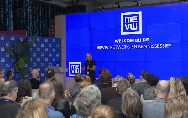 Op de afbeelding ziet u Jorien Castelein die als nieuwe MEVW voorzitter de leden toespreekt.