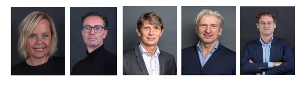 Van links naar rechts ziet u Jorien Castelein (Blink, voorzitter), Jacco Flipsen (Springer), Huub van der Meulen (Lefebvre Sarrut, penningmeester), Eric Razenberg (ThiemeMeulenhoff) en John Nouwens (Malmberg).