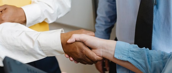 foto twee mannen die elkaar de hand schudden