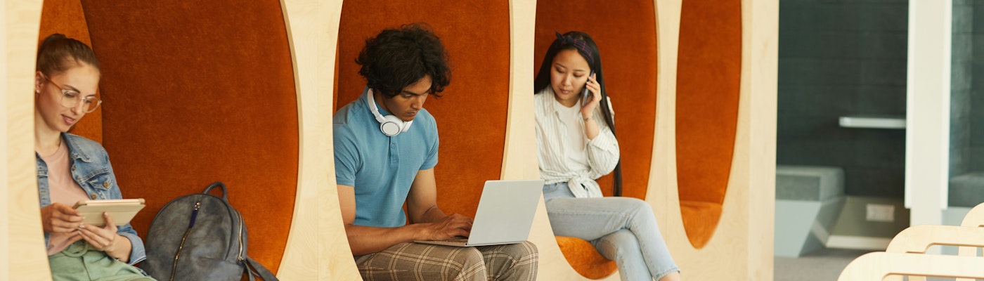 Drie mensen die aan het werk zijn in een eigen ruimte.