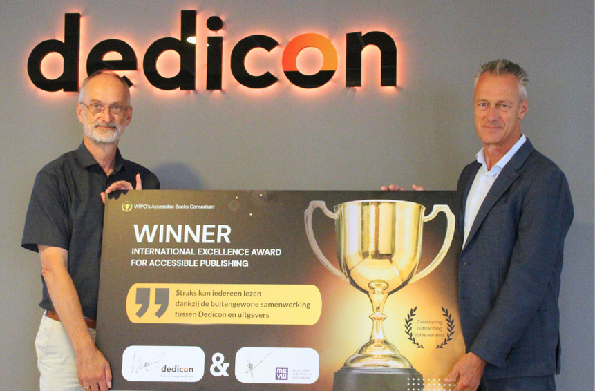 oto: Paul Gillijns en Maarten Verboom tonen cheque met een afbeelding van een gouden beker