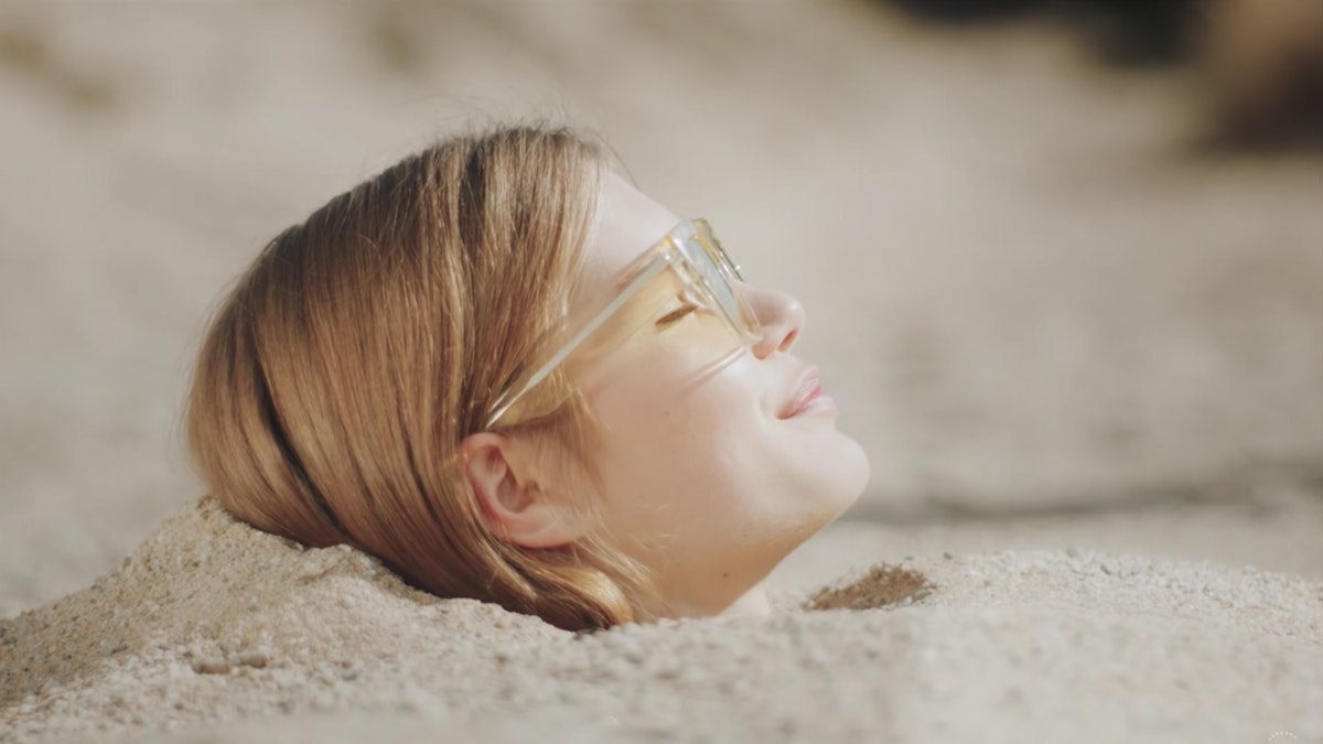 Грустная маска. Песня лицо на песке. Песок сквозь пальцы. Песня лицо на песке. Сердечко на песке.