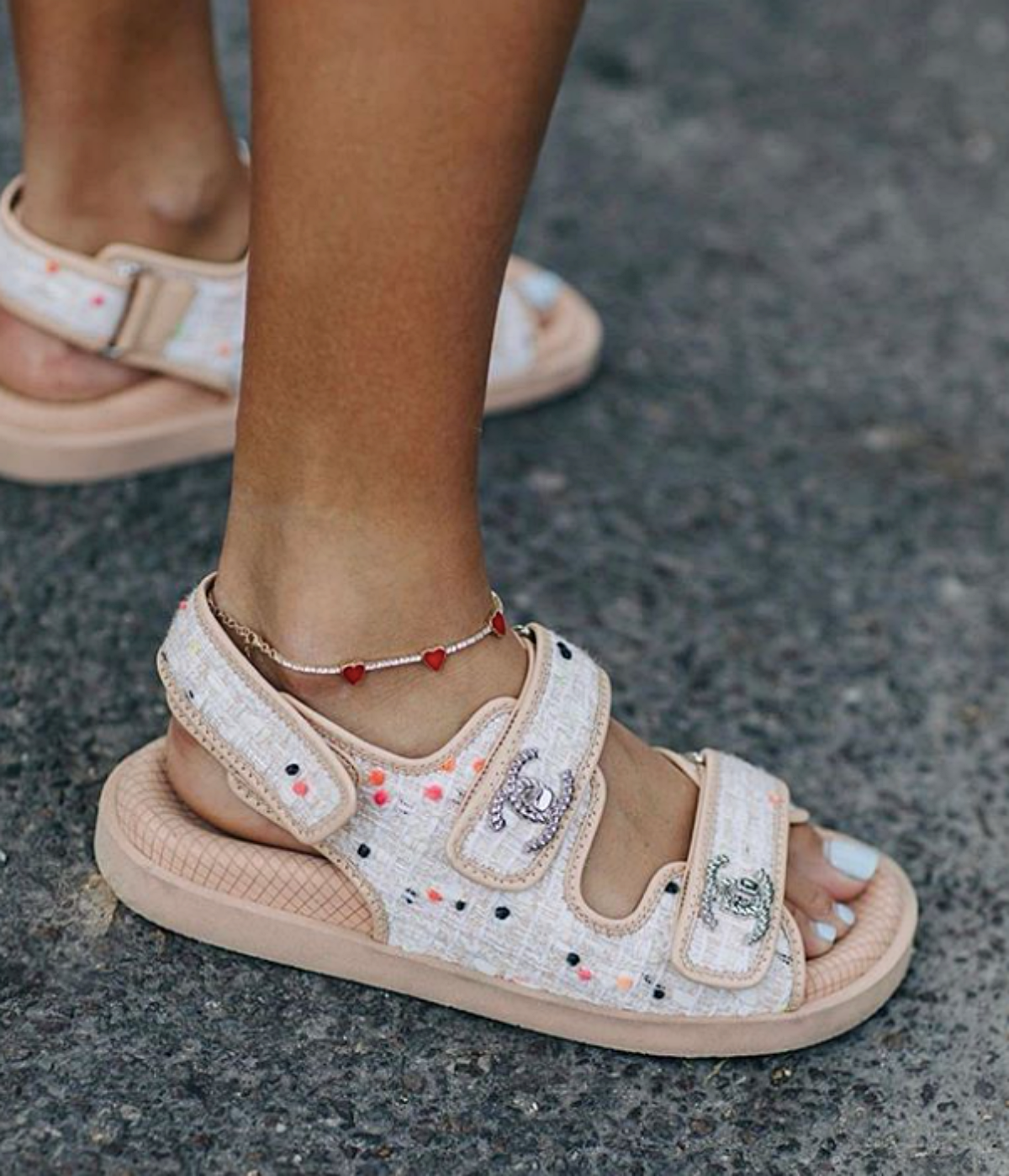 5 Looks Approving These Chanel Sandals as the Trend of Summer