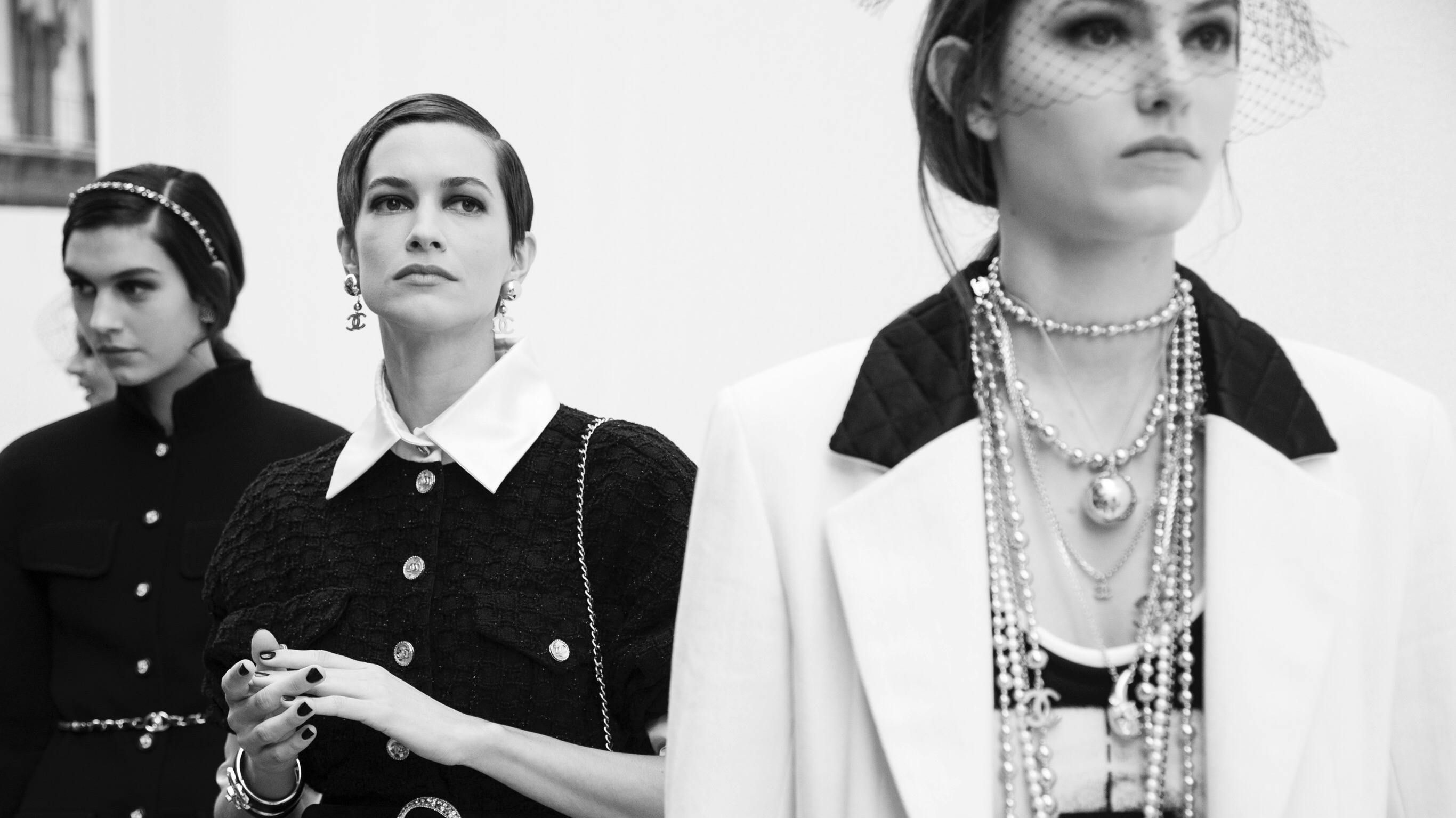 CHANEL - An ultra-short suit-body revisits the emblematic