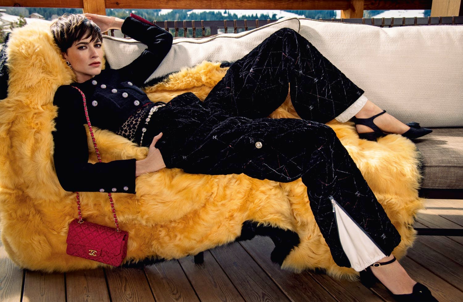 CHANEL Fall-Winter 2021/22 Ready-to-Wear collection now is available in the boutiques CHANEL Fall-Winter 2021/22 Ready-to-Wear collection now is available in the boutiques