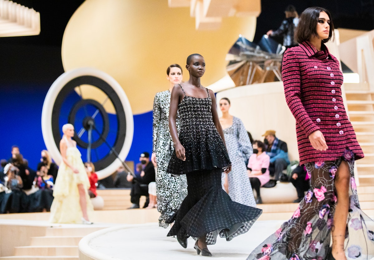 In a premiere, CHANEL has entrusted a contemporary artist the staging of  Haute Couture show 