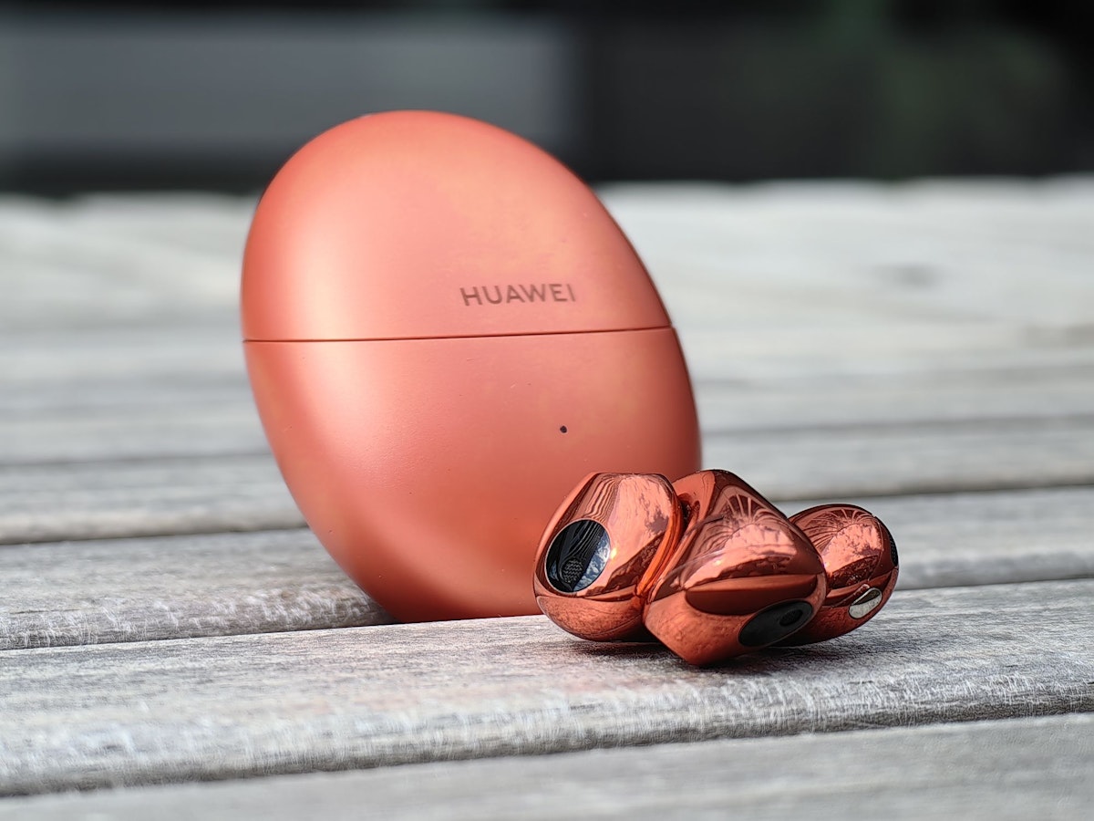 L'Officiel Baltic тестирует: наушники HUAWEI FreeBuds 5