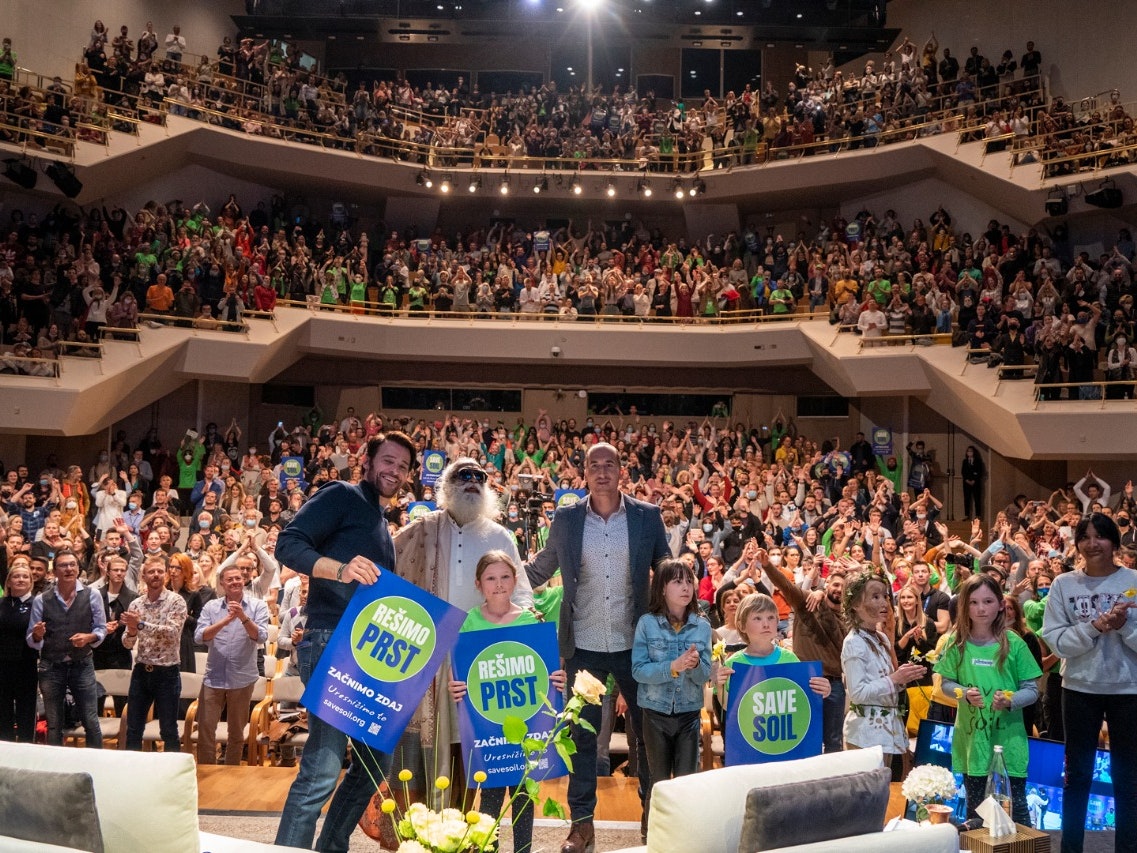 A full house standing up for Soil!