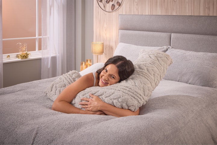 Huggleland Cable Knit V-Shape Support Pillow