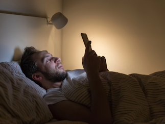 Bedtime Tech Habits: How Screen Use Before Sleep Impacts Rest