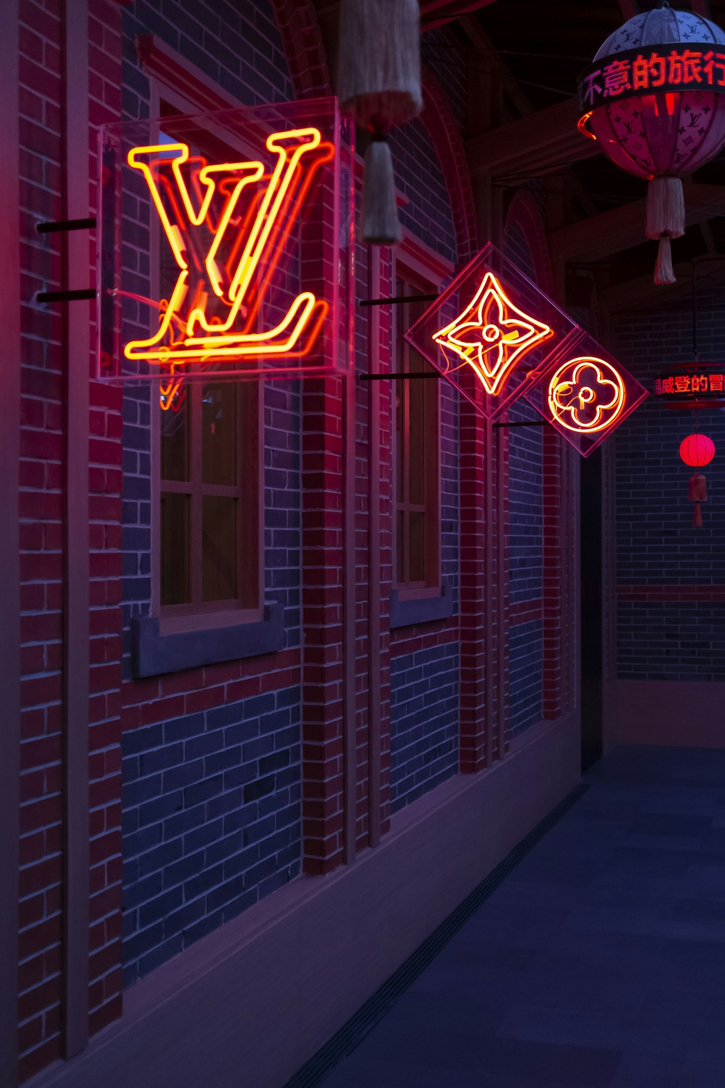 LV (Louis Vuitton), Logo Neon Sign