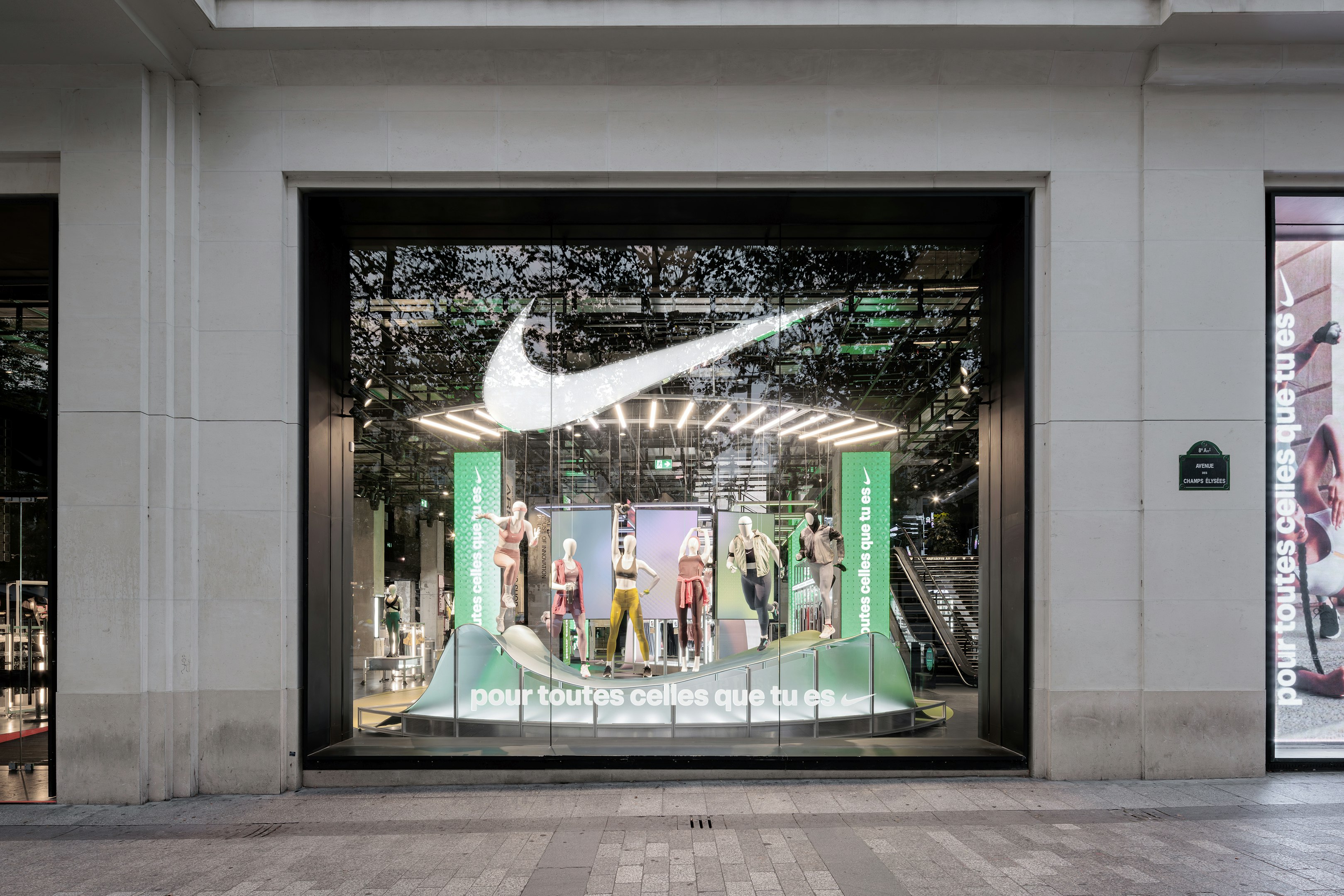 An infinity loop for Nike House of Innovation in Paris - Random Studio