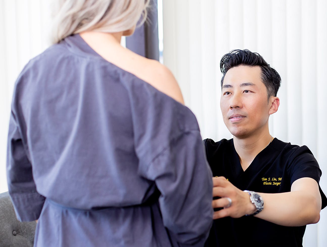 Tom S. Liu having a consultation with patient