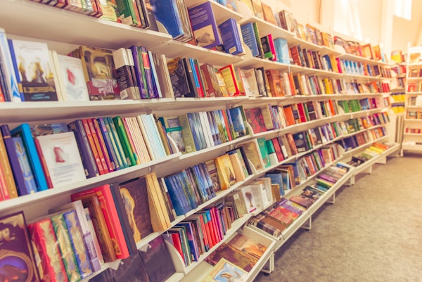 Foto boekenplank gevuld met boeken