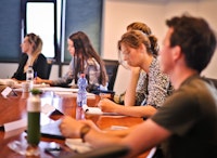 studenten aan een tafel