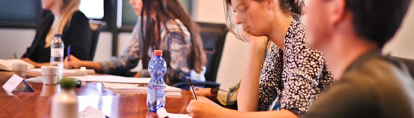 © foto Rosa van Ederen studenten aan een tafel