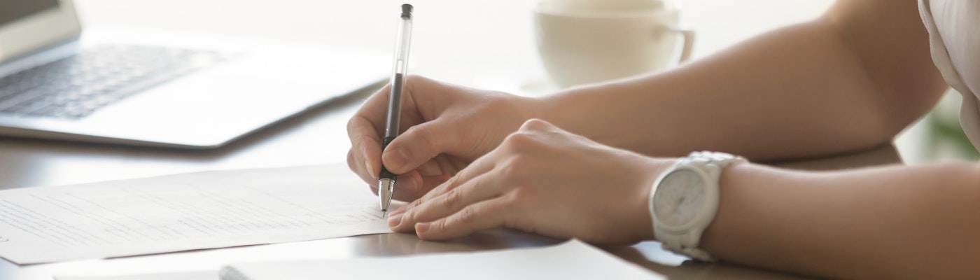 vrouw zet handtekening op document