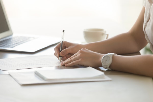 vrouw zet handtekening op document