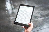 hand die een e-reader vasthoudt