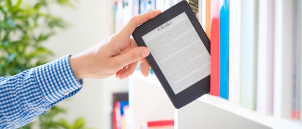 hand die e-reader van boekenplank haalt