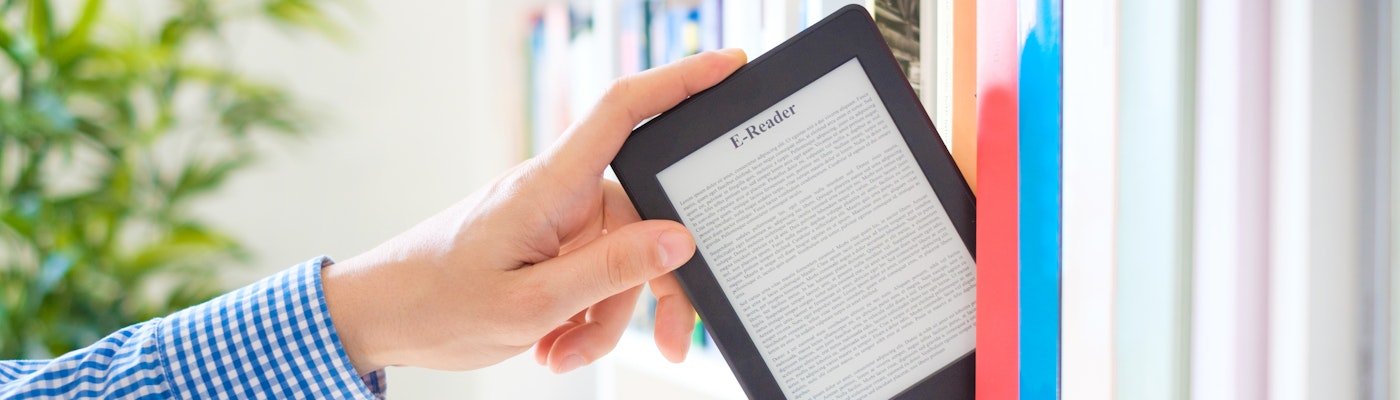 hand die e-reader van boekenplank haalt