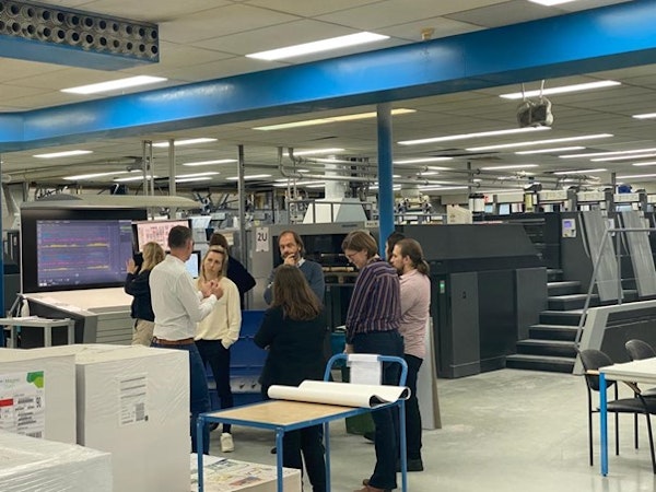 Vijf studenten krijgen uitleg in de productiehal van drukkerij wilco