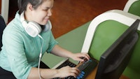 Vrouw leest met brailleregel van een computer beeldscherm
