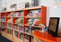 foto boekenkasten en uitleencomputer
