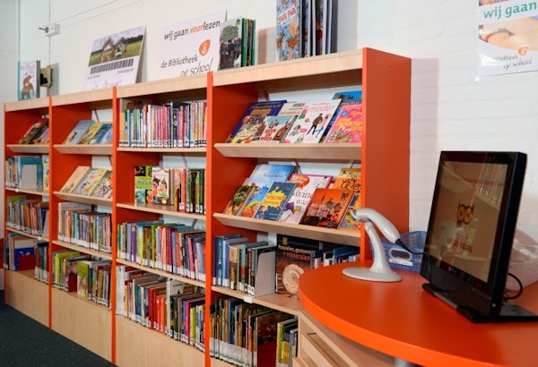 foto boekenkasten en uitleencomputer