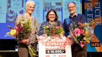 Winnaars Anne Sytske Keijser, Mark Leenhouts en Silvia Marijnissen met de prijs van 10.000 euro