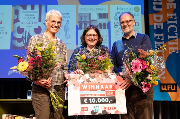 Winnaars Anne Sytske Keijser, Mark Leenhouts en Silvia Marijnissen met de prijs van 10.000 euro