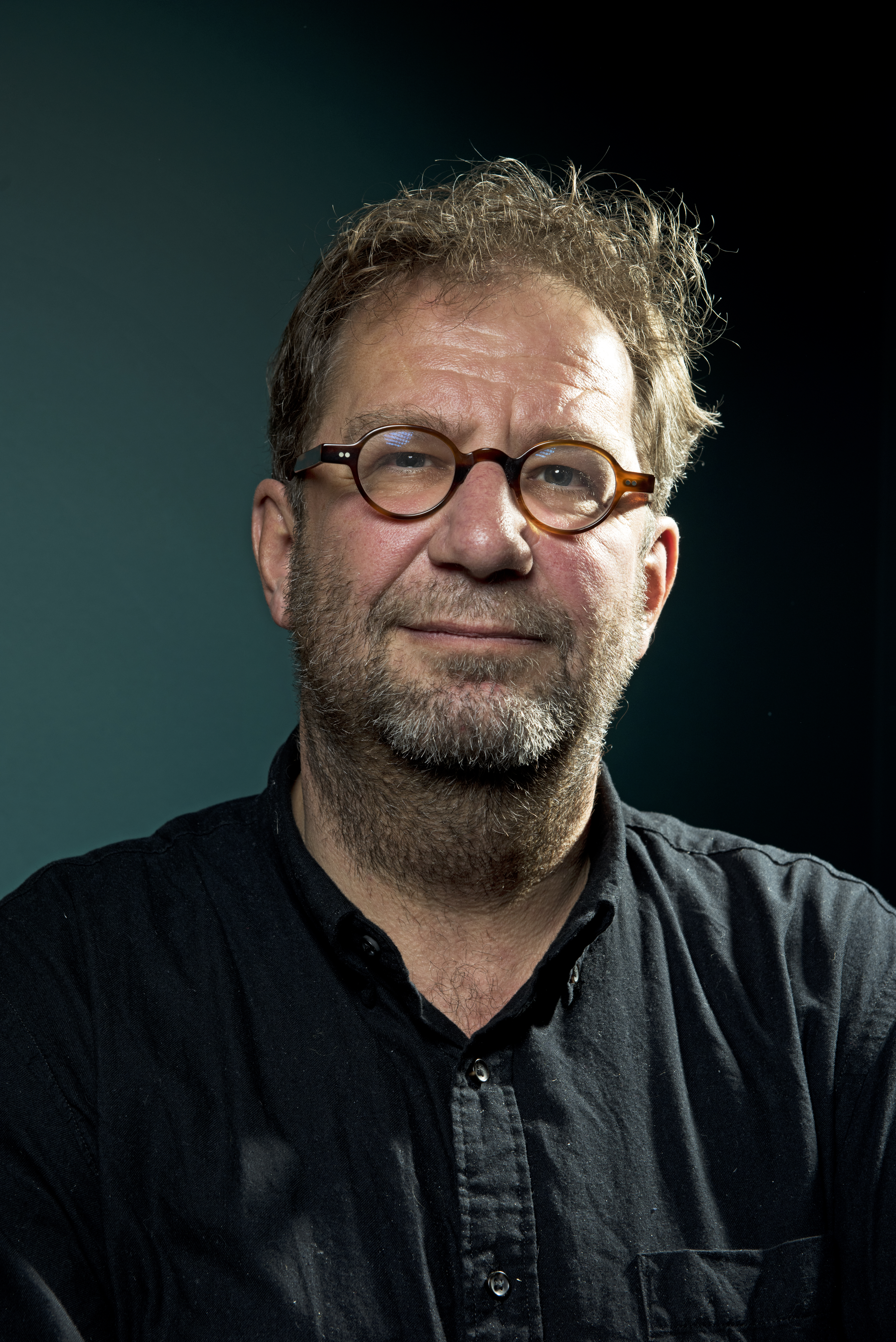 portretfoto witte man met bril en baard