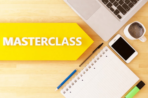 decoratieve afbeelding: gele pijl met de tekst Masterclass, naast een notitieblok, laptop, kop koffie en een laptop.