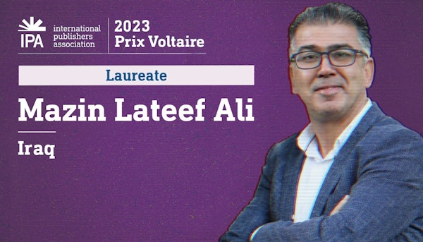 Man met bril en blauw pak. Tekst: 2023 Prix Voltaire Mazin Lateef Ali, Iraq