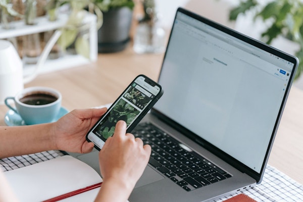 laptop en telefoon met tekst en afbeeldingen