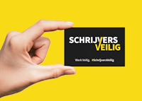 hand met kaartje met tekst 'schrijvers veilig #werk veilig #schrijvers veilig