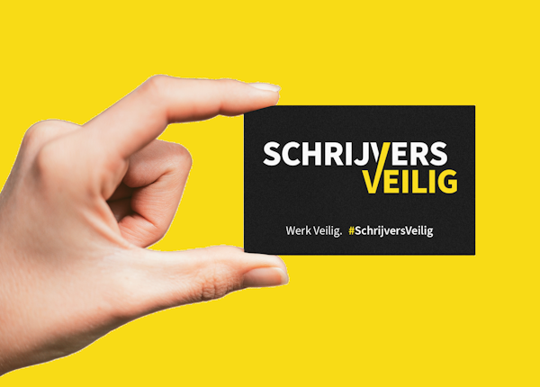 hand met kaartje met tekst 'schrijvers veilig #werk veilig #schrijvers veilig