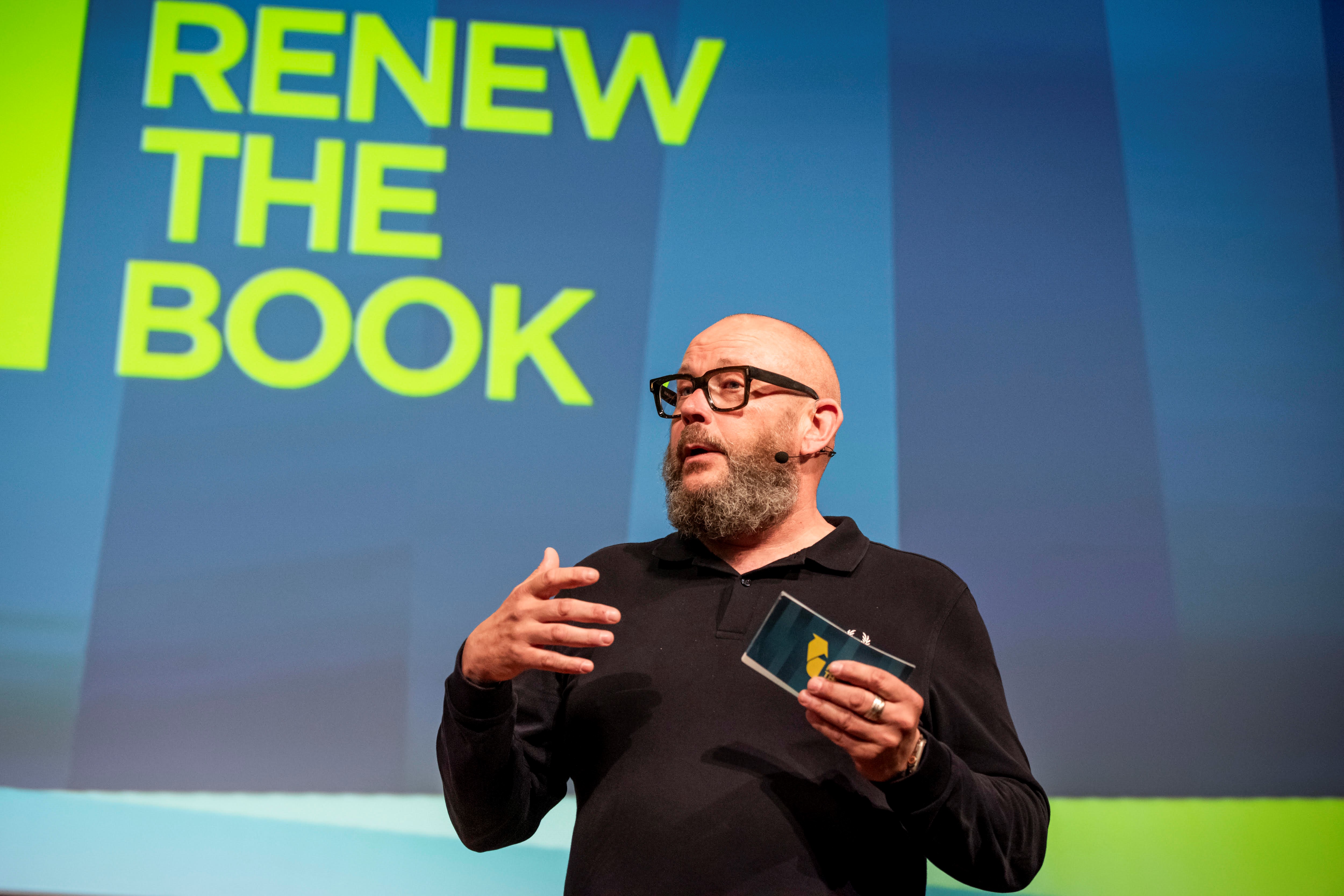 man met bril en baard