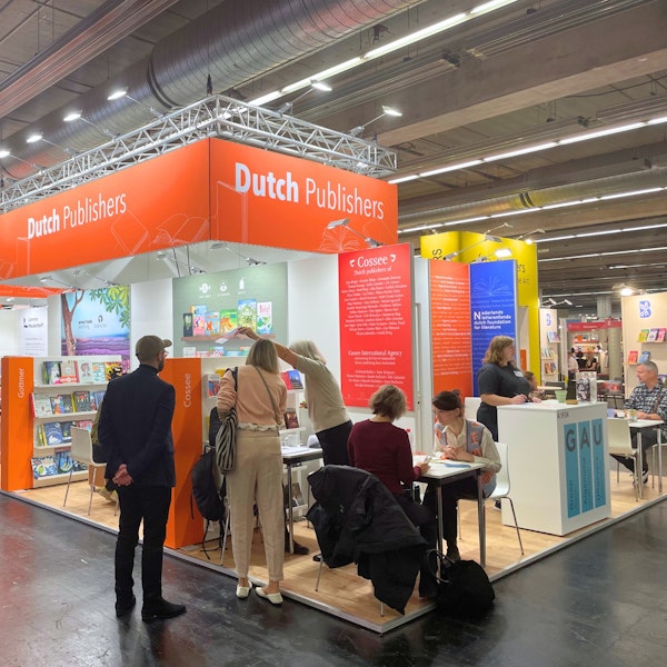 De gezamenlijke Nederlandse stand op de Frankfurter Buchmesse 2024.