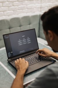 man achter laptop met chatgpt op het scherm