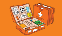 Twee oranje EHBO-koffers, 1 gesloten 1 open met daarin illustraties van o.a. een voetbal, een boek en drumstokken.