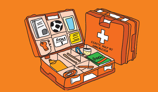 Twee oranje EHBO-koffers, 1 gesloten 1 open met daarin illustraties van o.a. een voetbal, een boek en drumstokken.