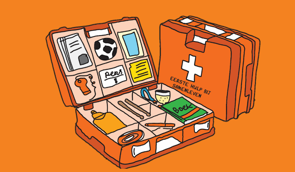 Twee oranje EHBO-koffers, 1 gesloten 1 open met daarin illustraties van o.a. een voetbal, een boek en drumstokken.