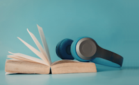 Opgeslagen boek met koptelefoon erop
