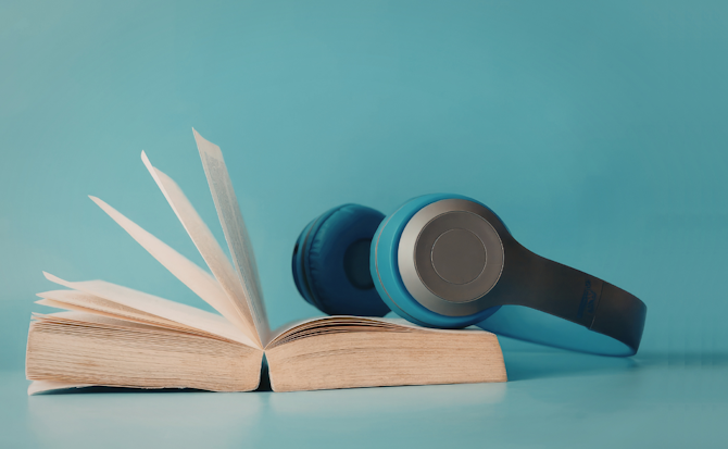 Opgeslagen boek met koptelefoon erop