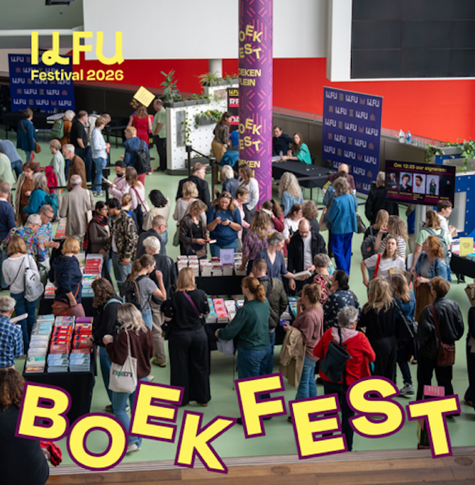 Grote groep mensen bij verschillende boekentafels op Boekfest