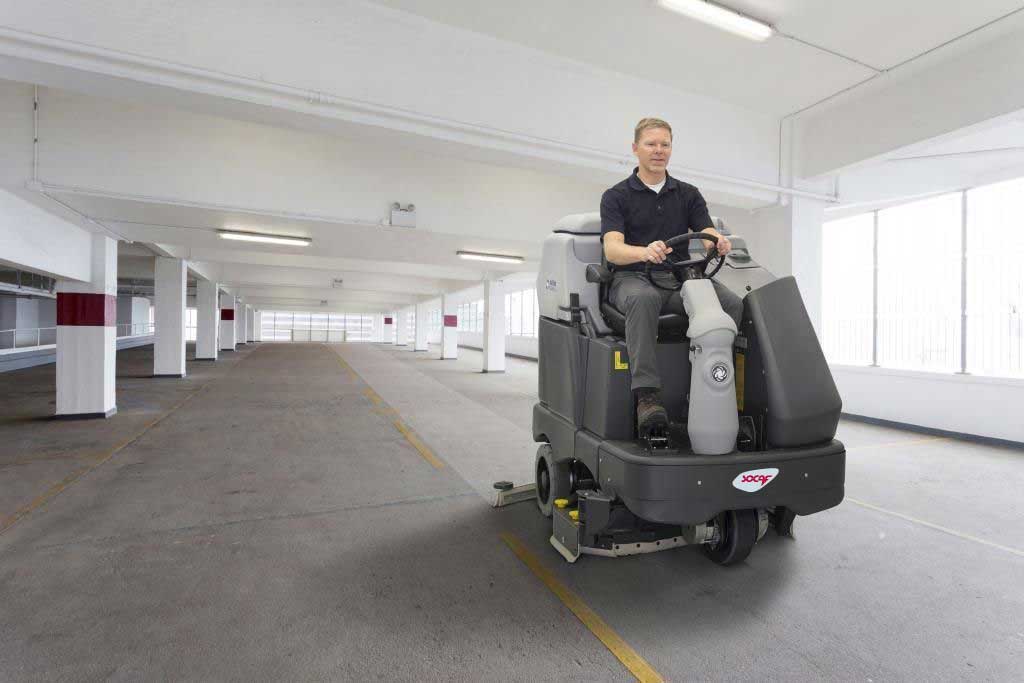 Lavapavimenti uomo a bordo industriale a batteria SC 6500 1300
