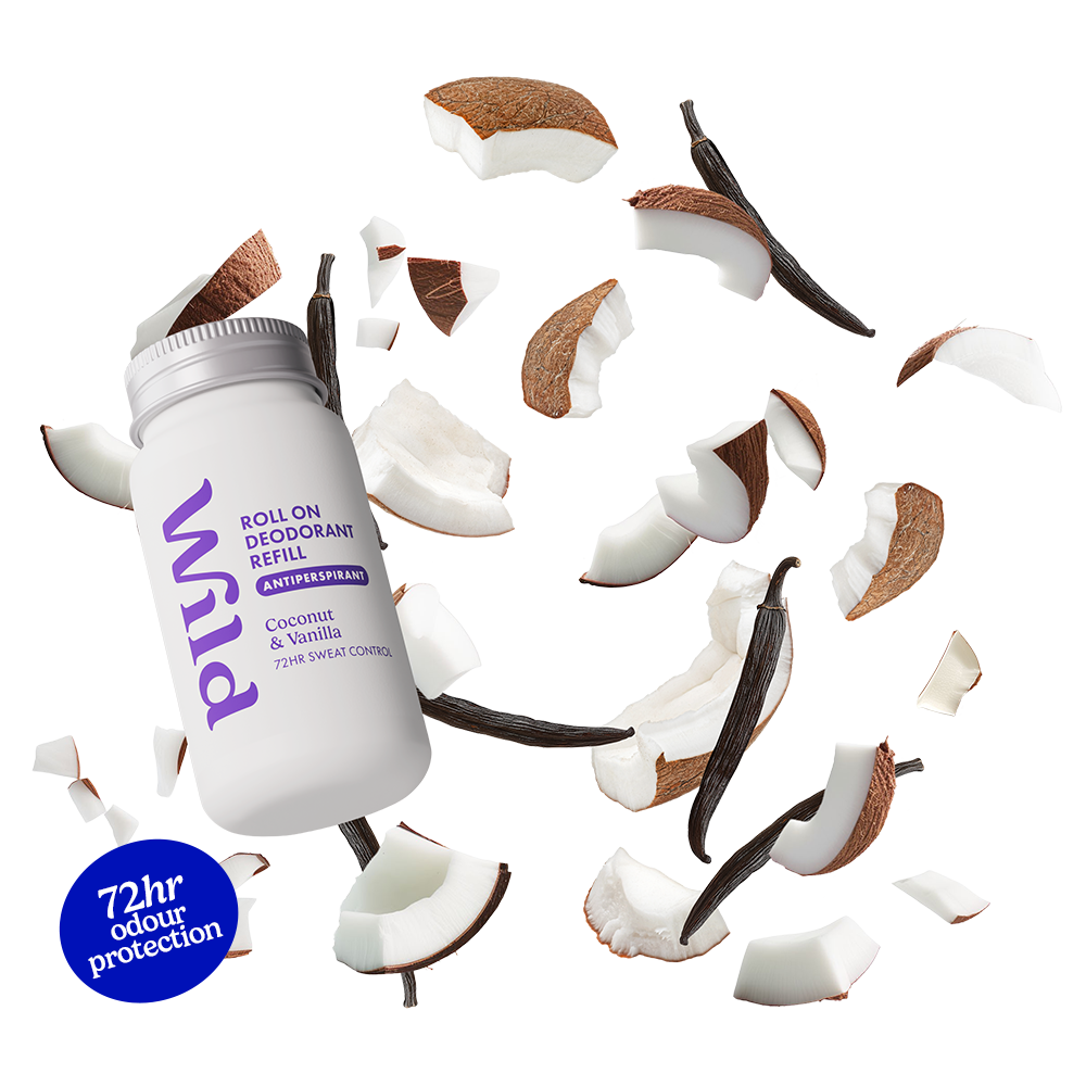 Légende : une bouteille d'huile de coco Fann entourée de noix de coco cassées