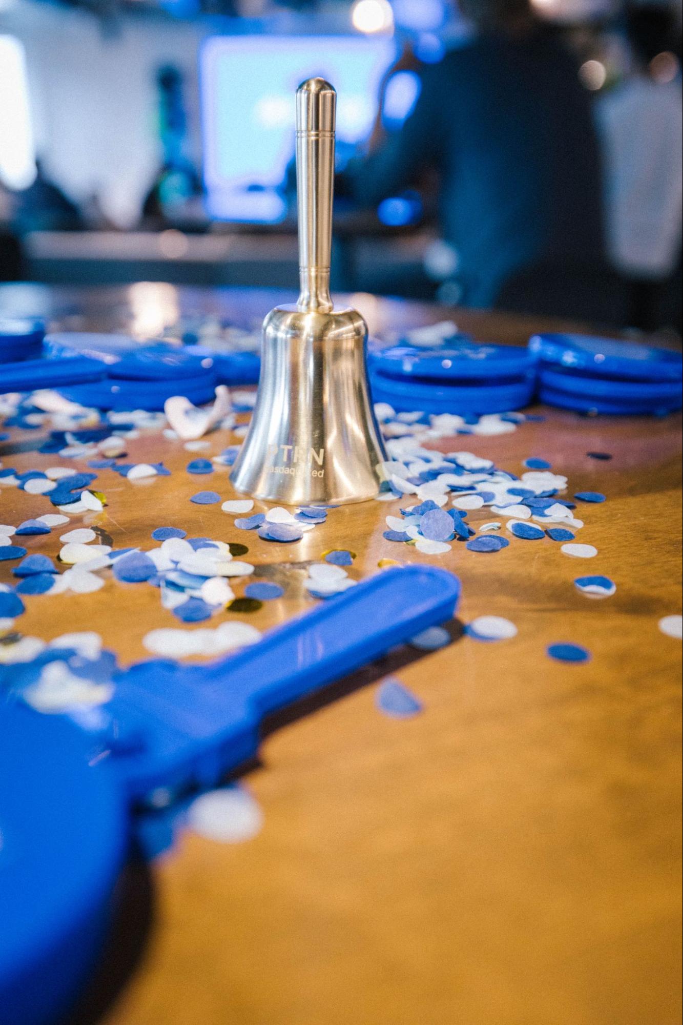 Pattern NASDAQ Bell, Confetti, Clappers