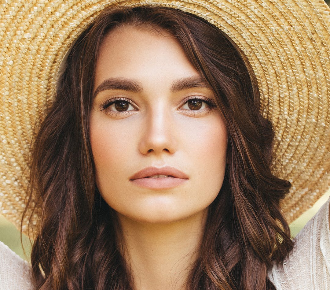 Brunette woman wearing a hat